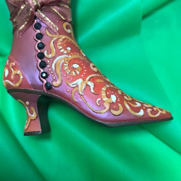 “Lady in Waiting” Heirloom Collectible Ornament Boot - Picture 5 of 15